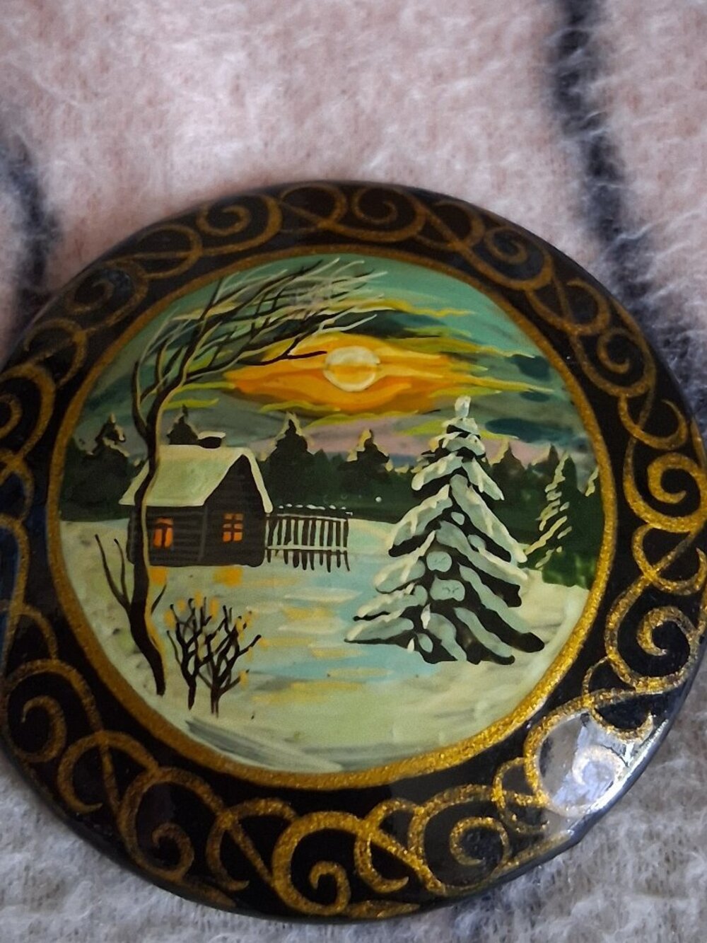very pretty Vintage Avon brooch